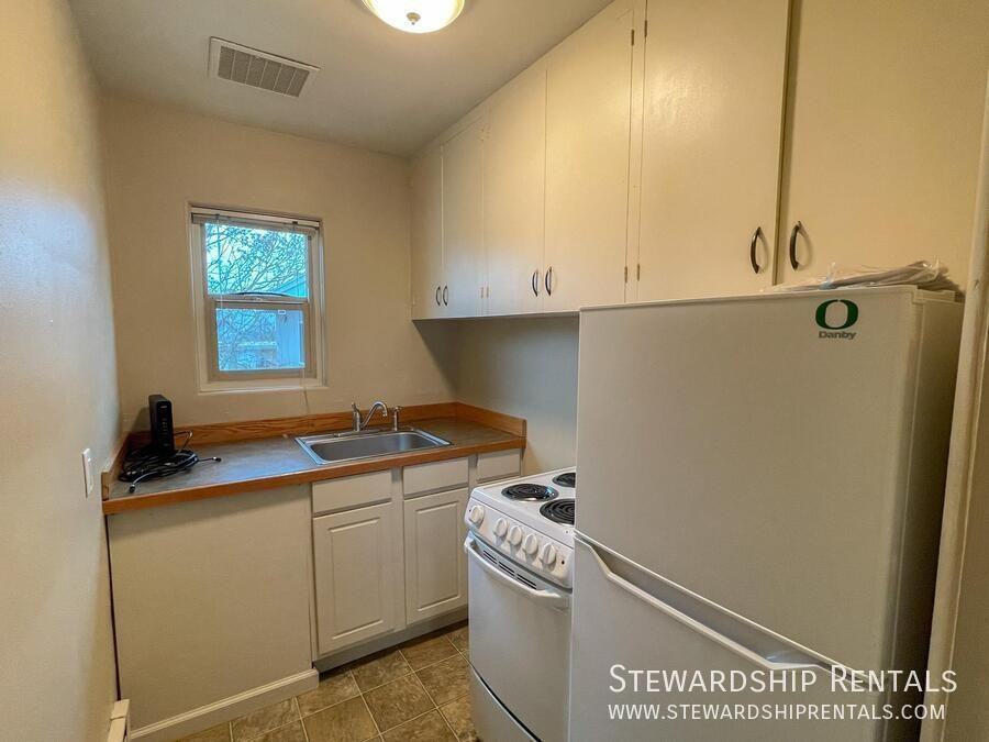 942 E 18th Ave #8 - Photo 7 of 11