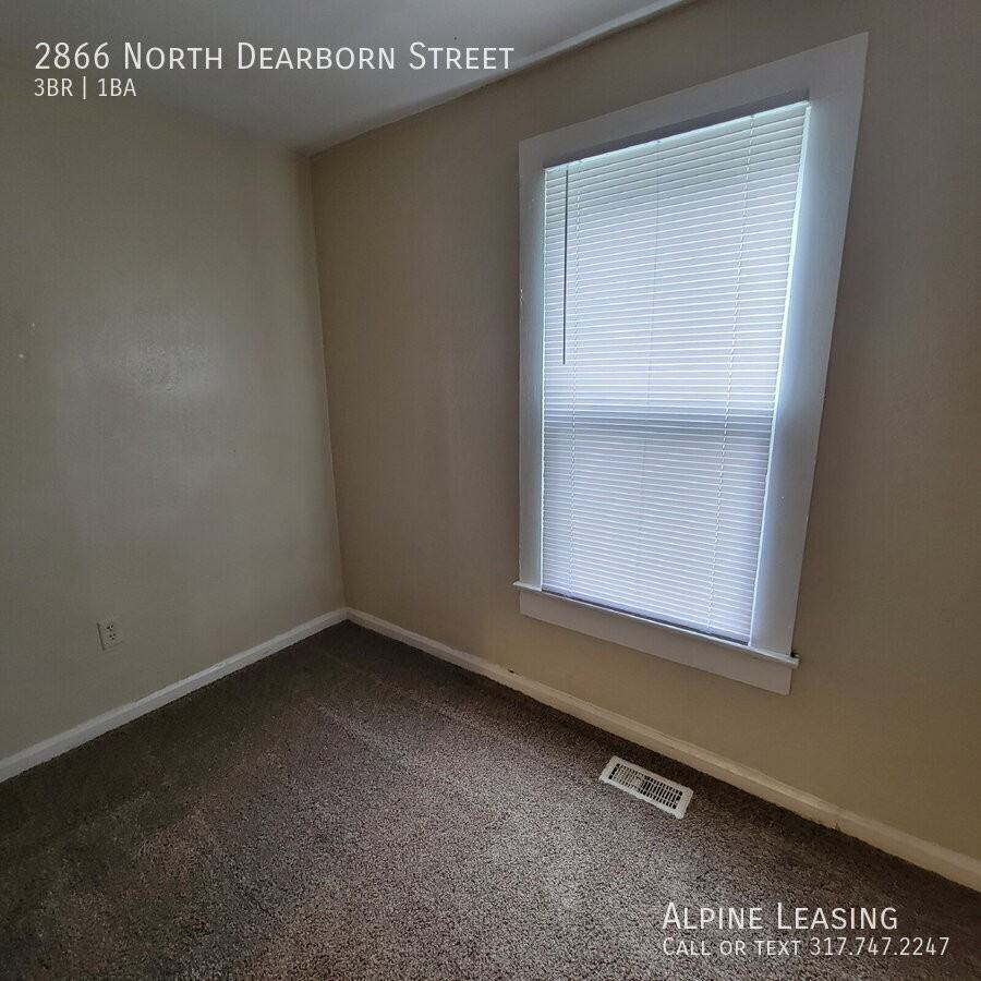 2866 N Dearborn St - Photo 3 of 6