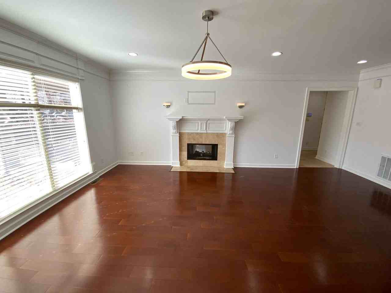 123 Courts Ln - Photo 3 of 37