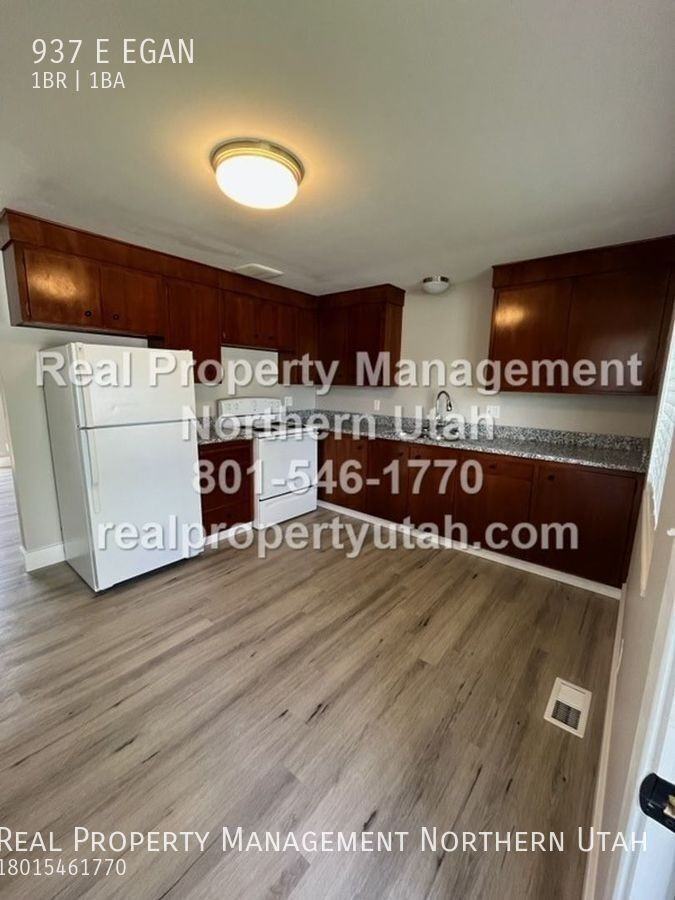 937 Egan St - Photo 4 of 12