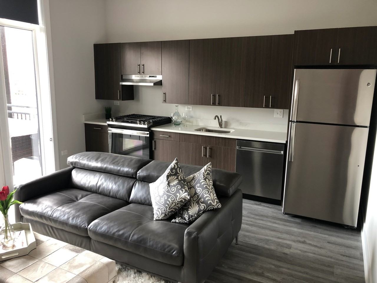 3220 N Lincoln Ave #405 - Photo 2 of 10