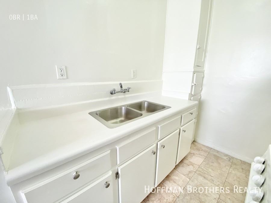 4846 Rosewood Ave #8 - Photo 2 of 8
