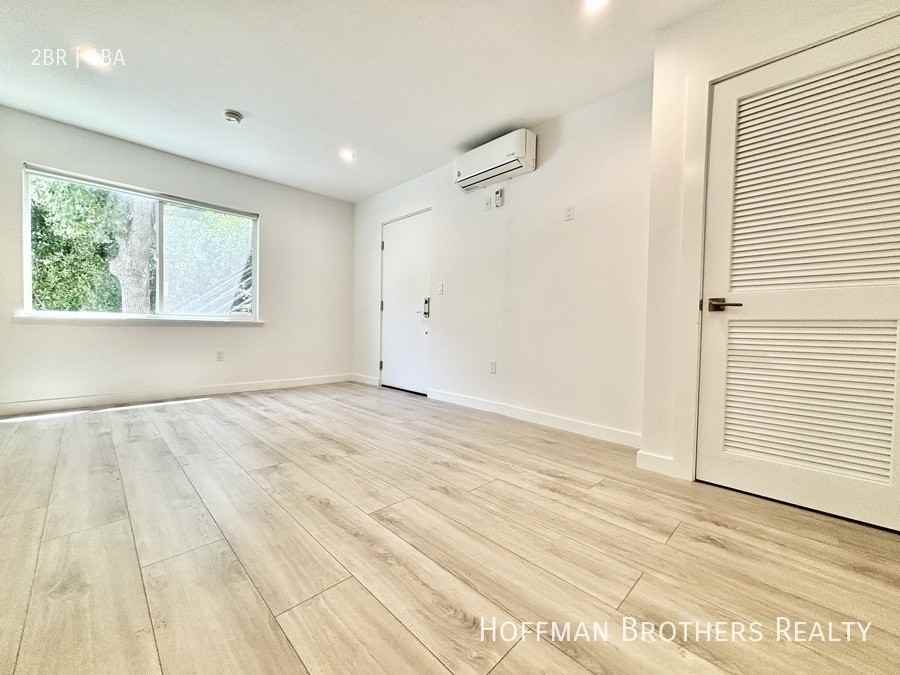 564 N Kenmore Ave #2 - Photo 3 of 10