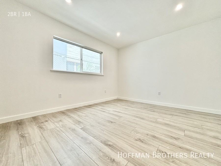 564 N Kenmore Ave #2 - Photo 6 of 10