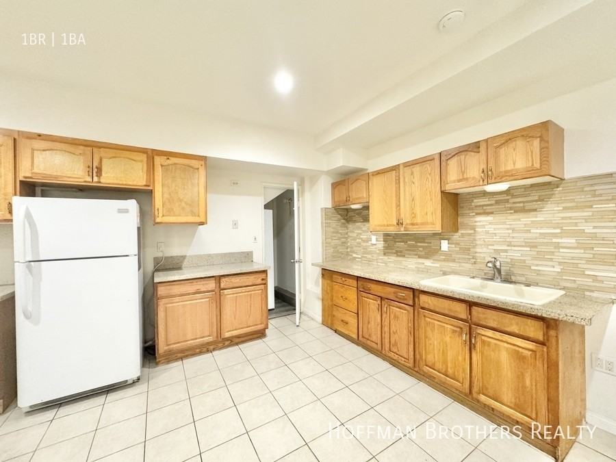 1023 Larch St #4 - Photo 6 of 9