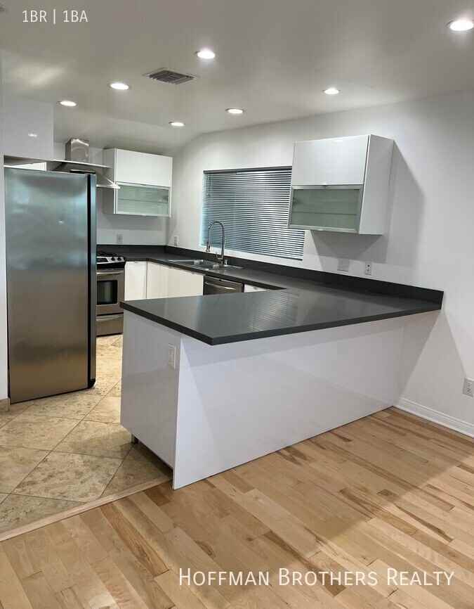 1146 N Clark St #1 - Photo 3 of 20