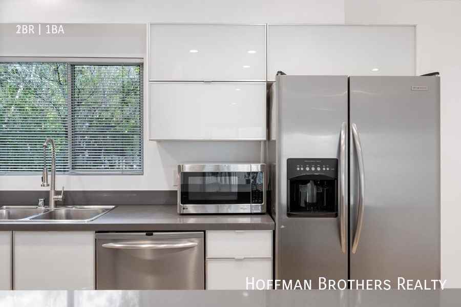 1146 N Clark St #1 - Photo 5 of 20