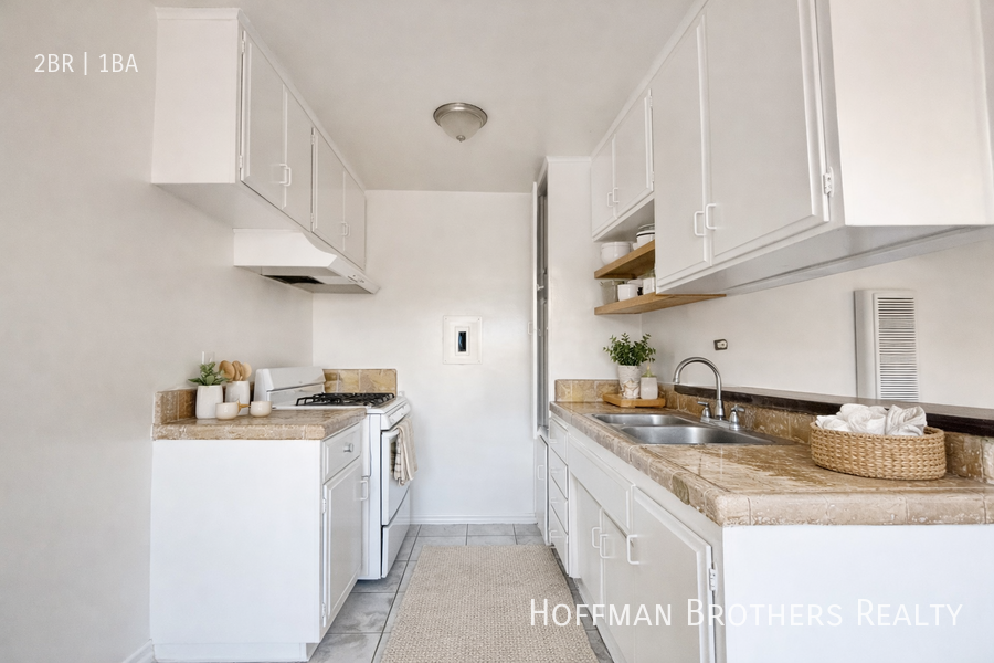 1046 S Hobart Blvd #3 - Photo 2 of 5