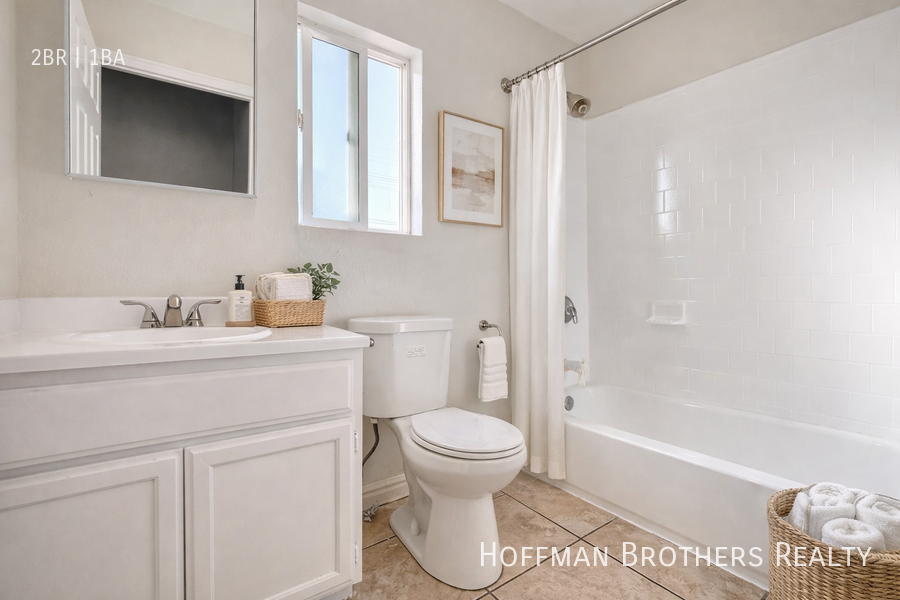 851 W 93rd St #B - Photo 2 of 5