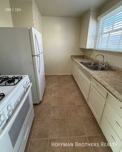 1121 26th St #3 - Photo 4 of 9