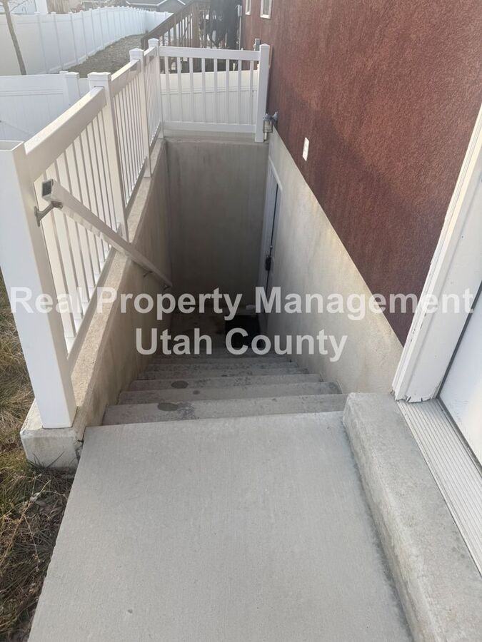 998 S 960 E - Photo 3 of 27