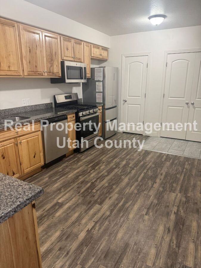 998 S 960 E - Photo 7 of 27