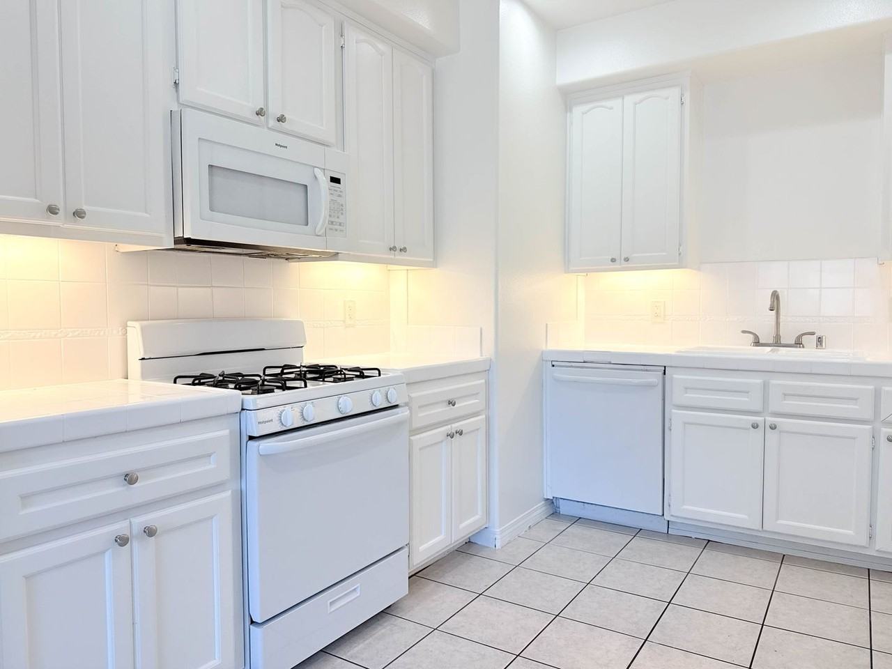 242 Kennedy St - Photo 2 of 27