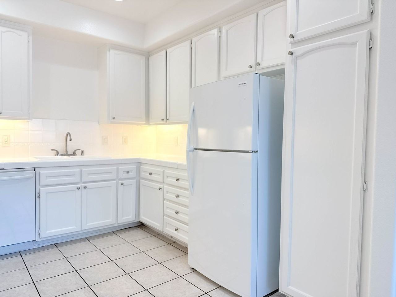 242 Kennedy St - Photo 3 of 27