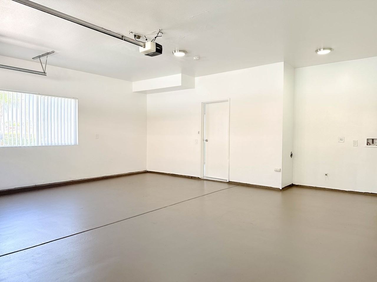 242 Kennedy St - Photo 5 of 27