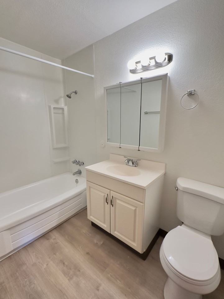 Greenwood Manor - Photo 5 of 17