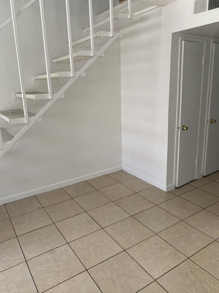 3700 Stockdale Hwy #M - Photo 3 of 11