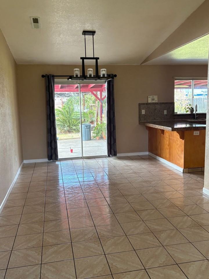 366 Amy Ct - Photo 3 of 10