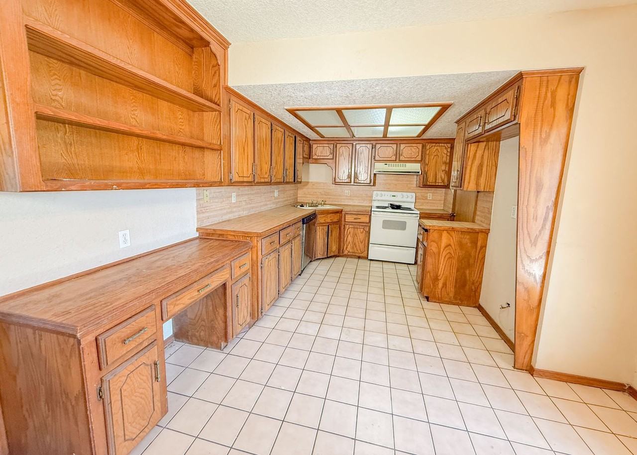 2205 Shamrock Dr - Photo 3 of 10