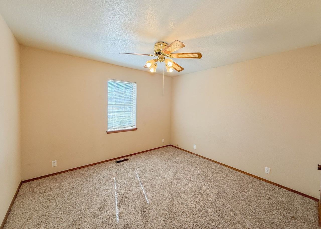 2205 Shamrock Dr - Photo 6 of 10