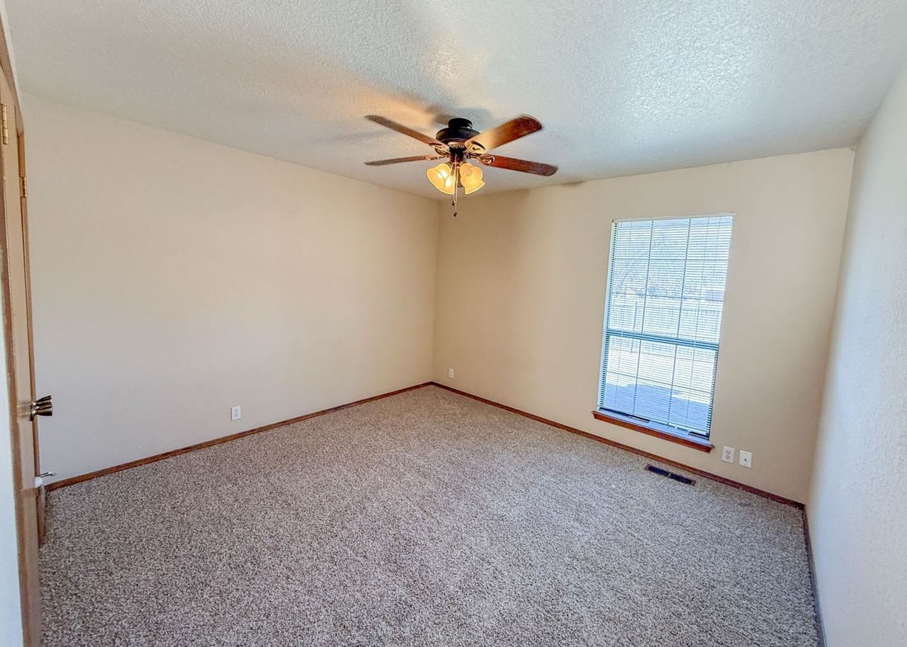 2205 Shamrock Dr - Photo 7 of 10