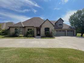 424 Seville Dr - Photo 1 of 1