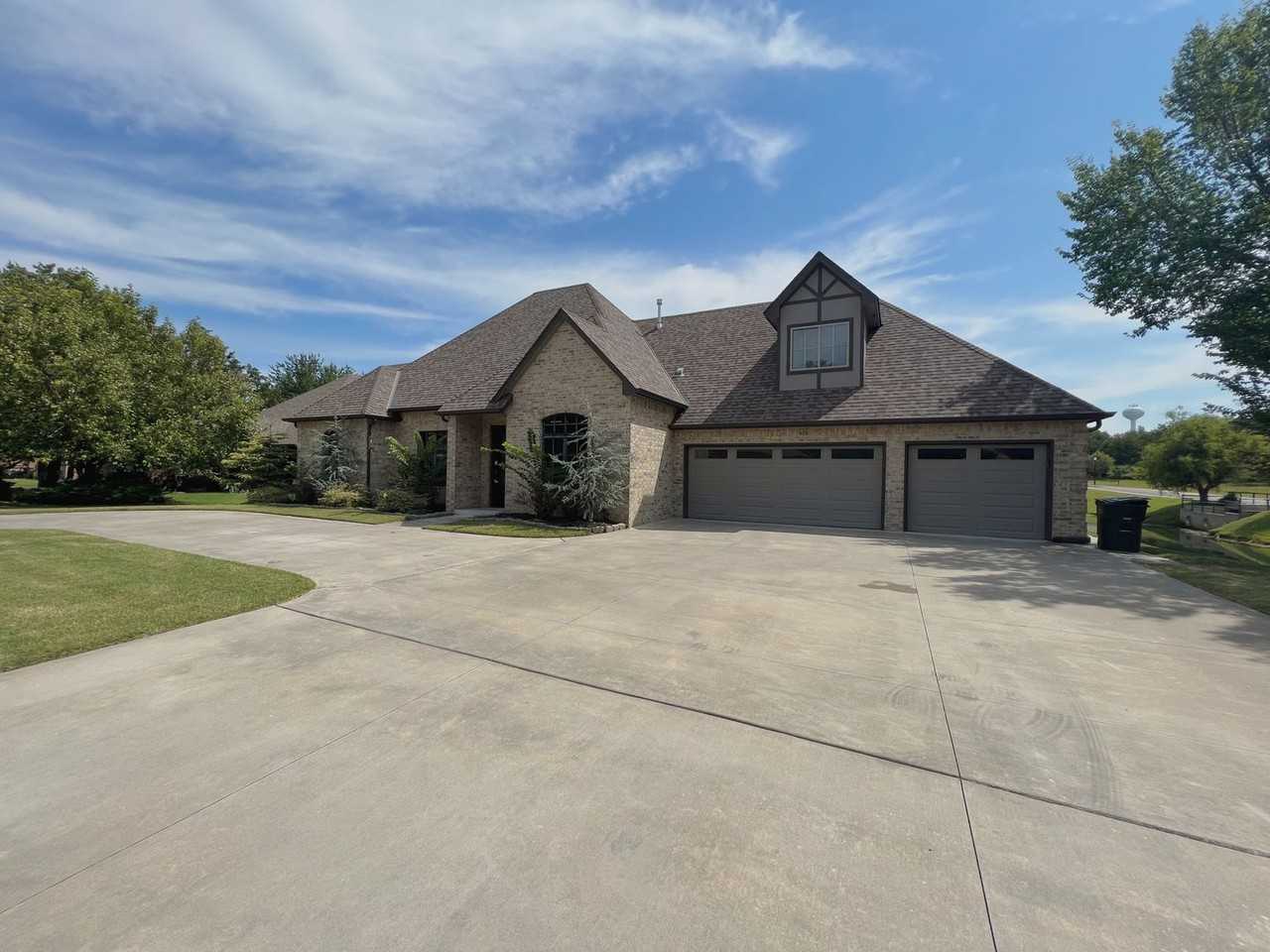 424 Seville Dr - Photo 2 of 50