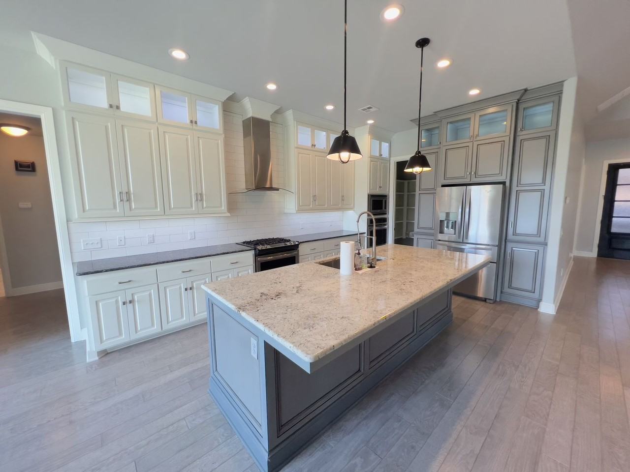 424 Seville Dr - Photo 3 of 50