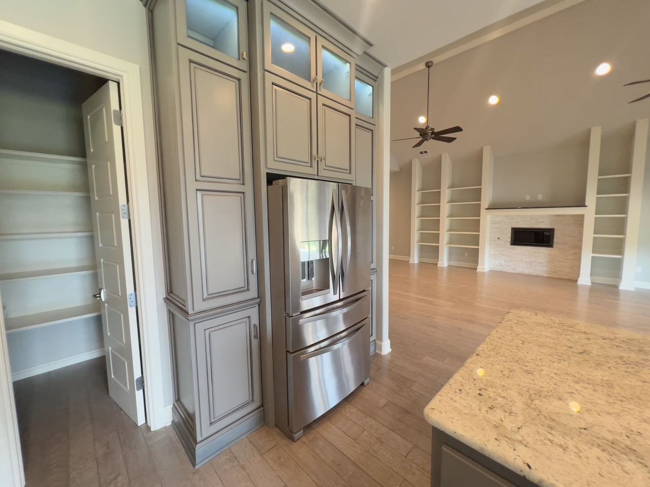 424 Seville Dr - Photo 6 of 50