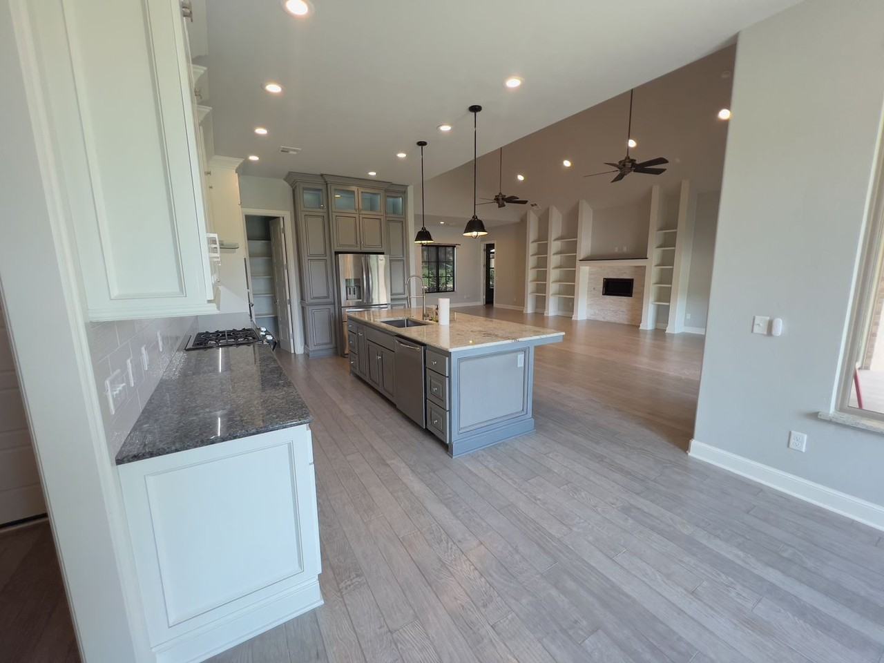 424 Seville Dr - Photo 7 of 50