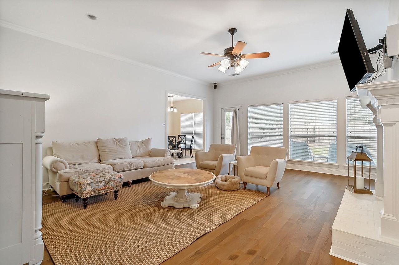 842 University Ct - Photo 2 of 19