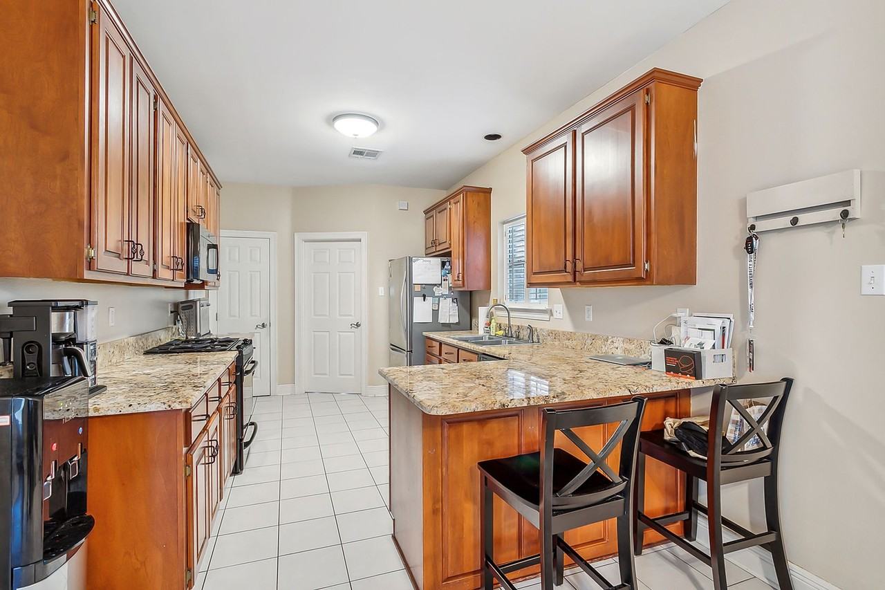 842 University Ct - Photo 4 of 19