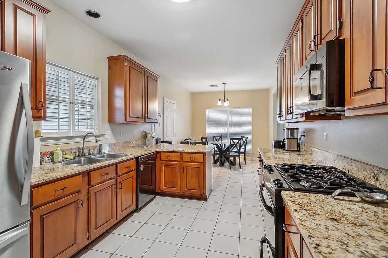 842 University Ct - Photo 5 of 19