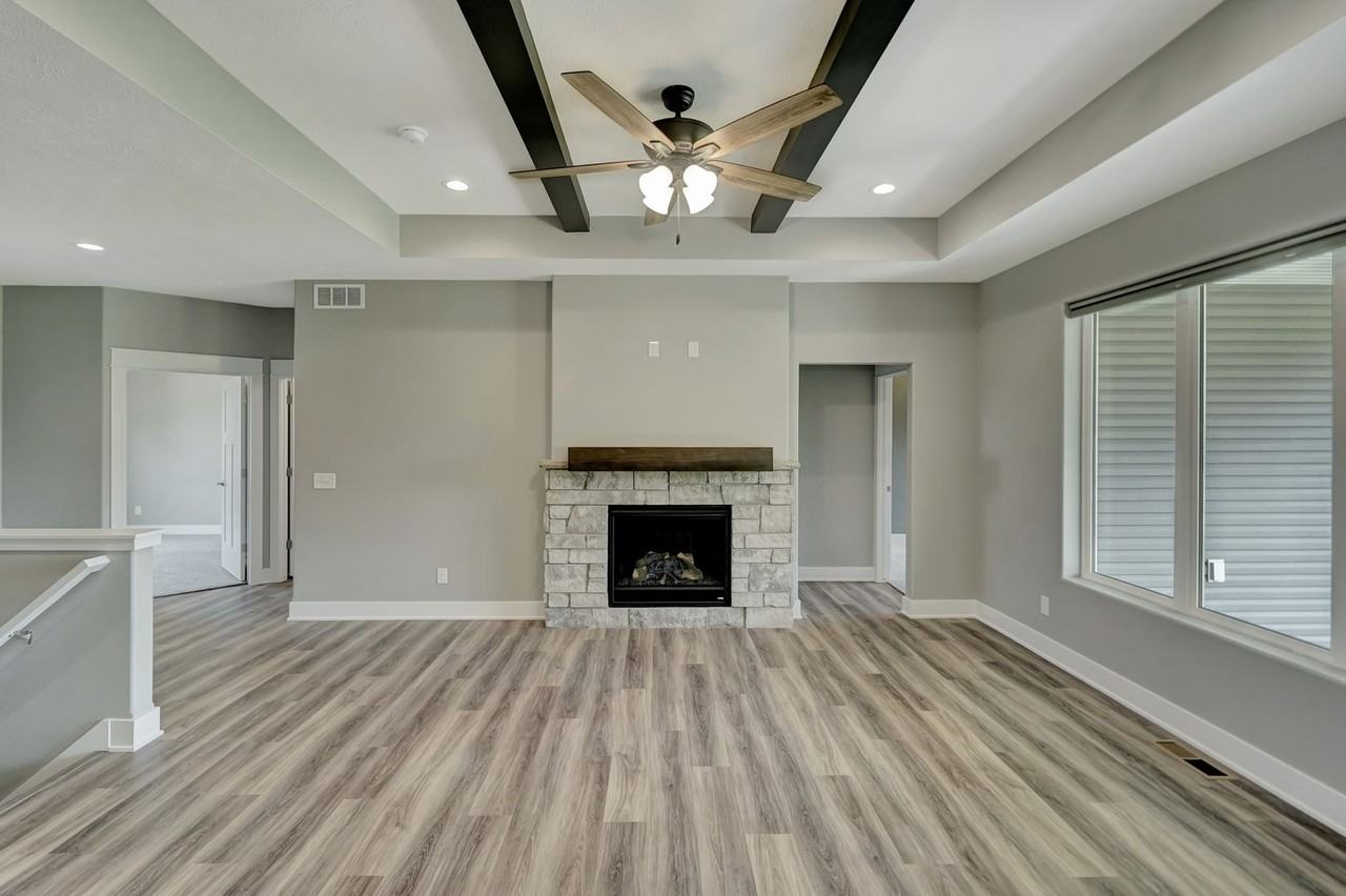 8707 S 51st St - Photo 5 of 20