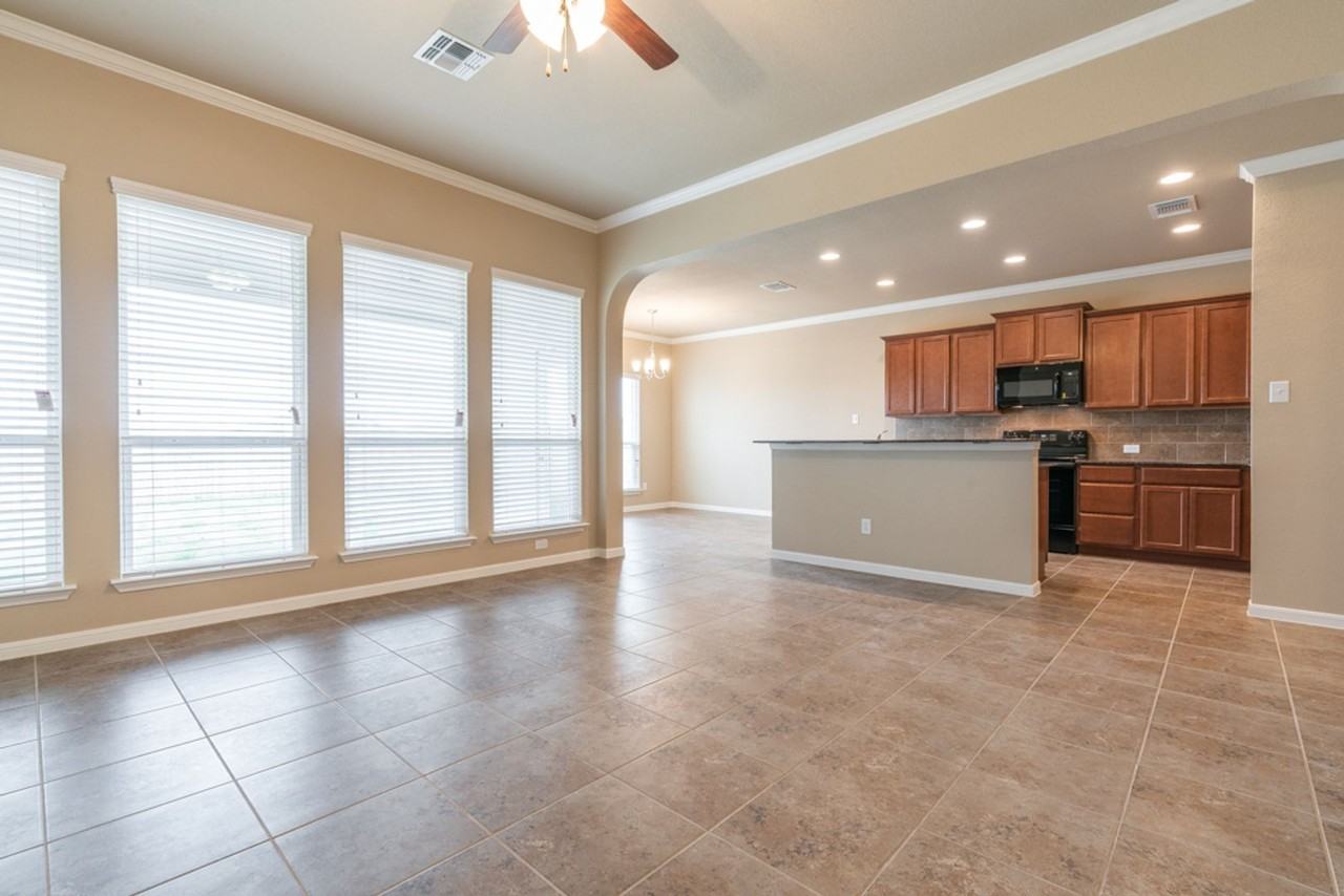 711 Dunford Dr - Photo 5 of 9