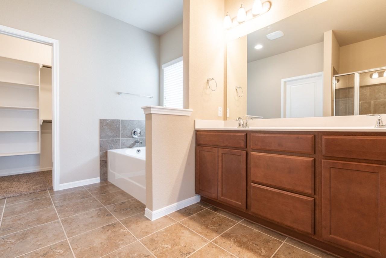 711 Dunford Dr - Photo 6 of 9