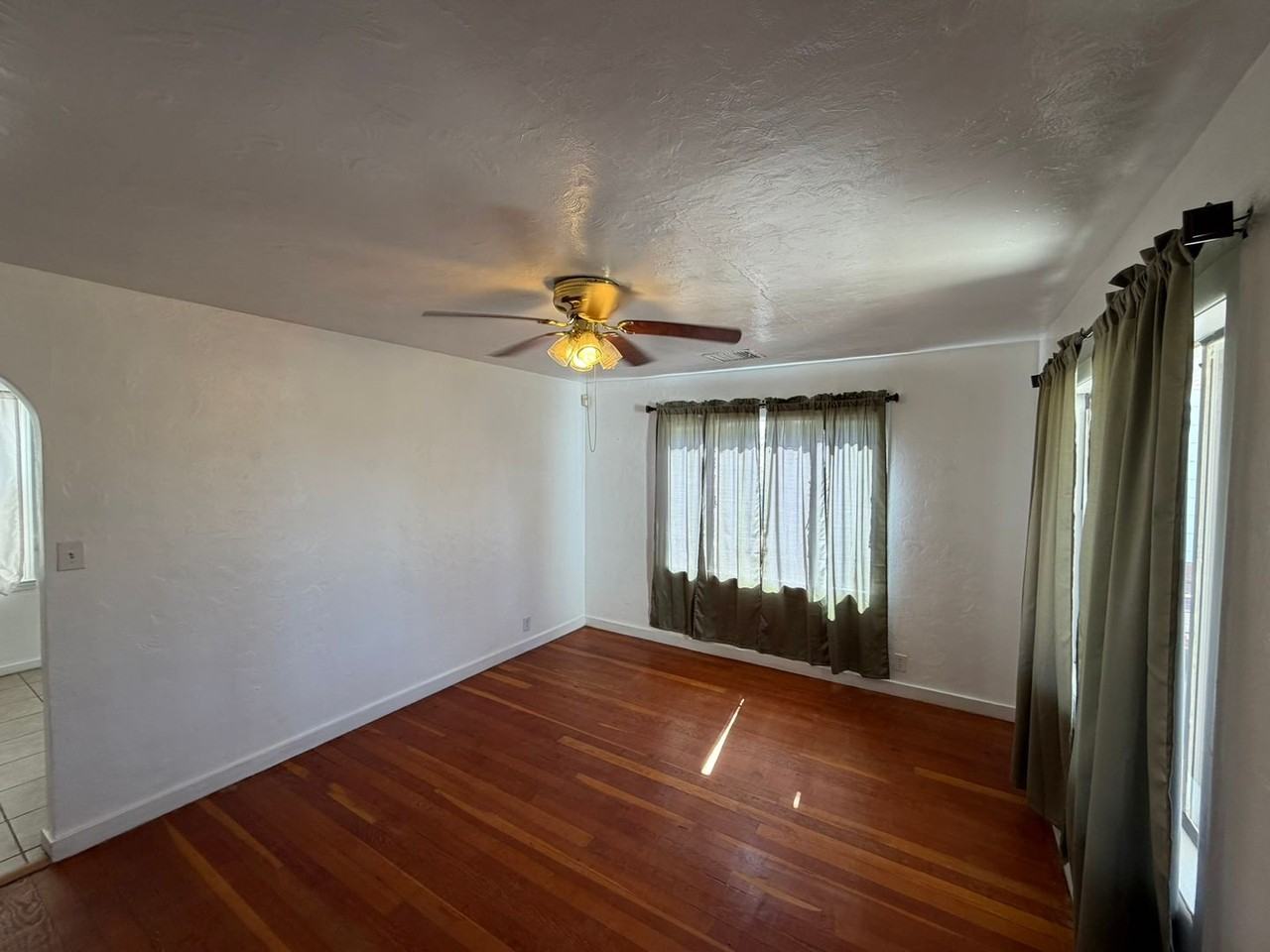 212 N Ash St - Photo 2 of 19