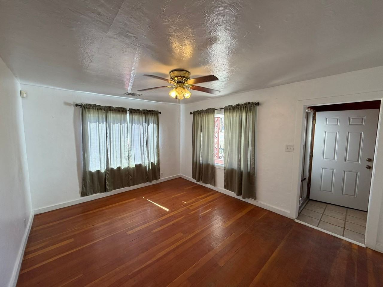 212 N Ash St - Photo 3 of 19