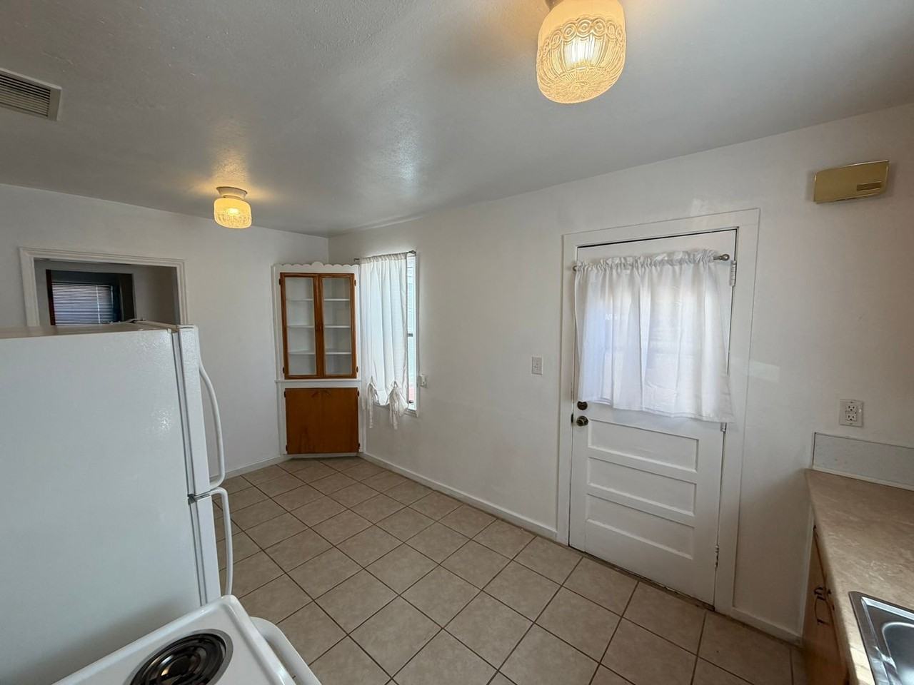 212 N Ash St - Photo 5 of 19