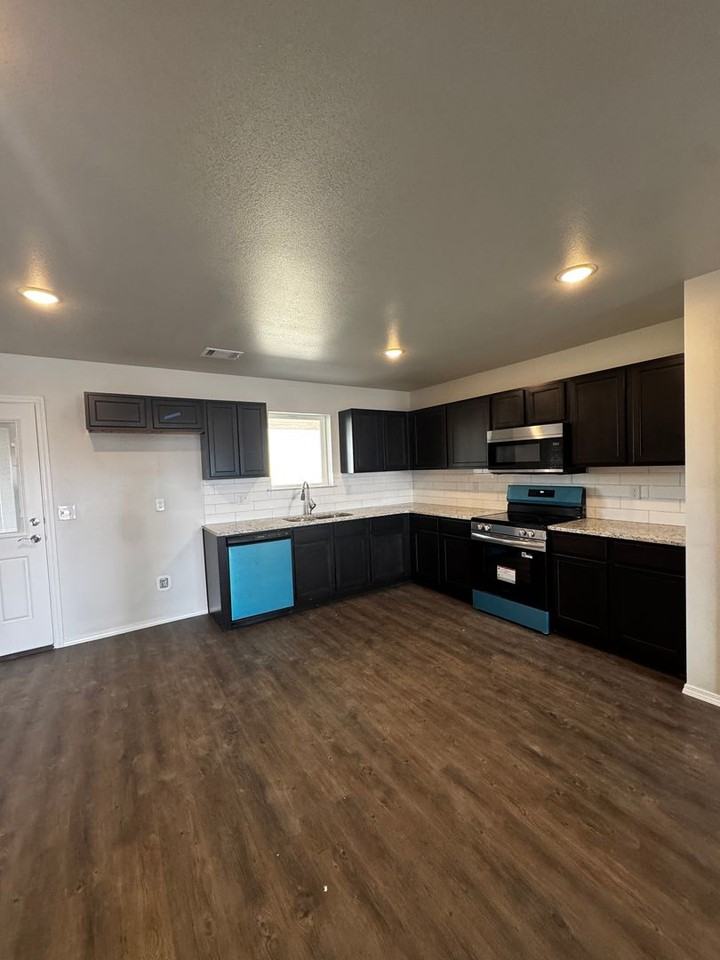 4402 Sunset St - Photo 3 of 15