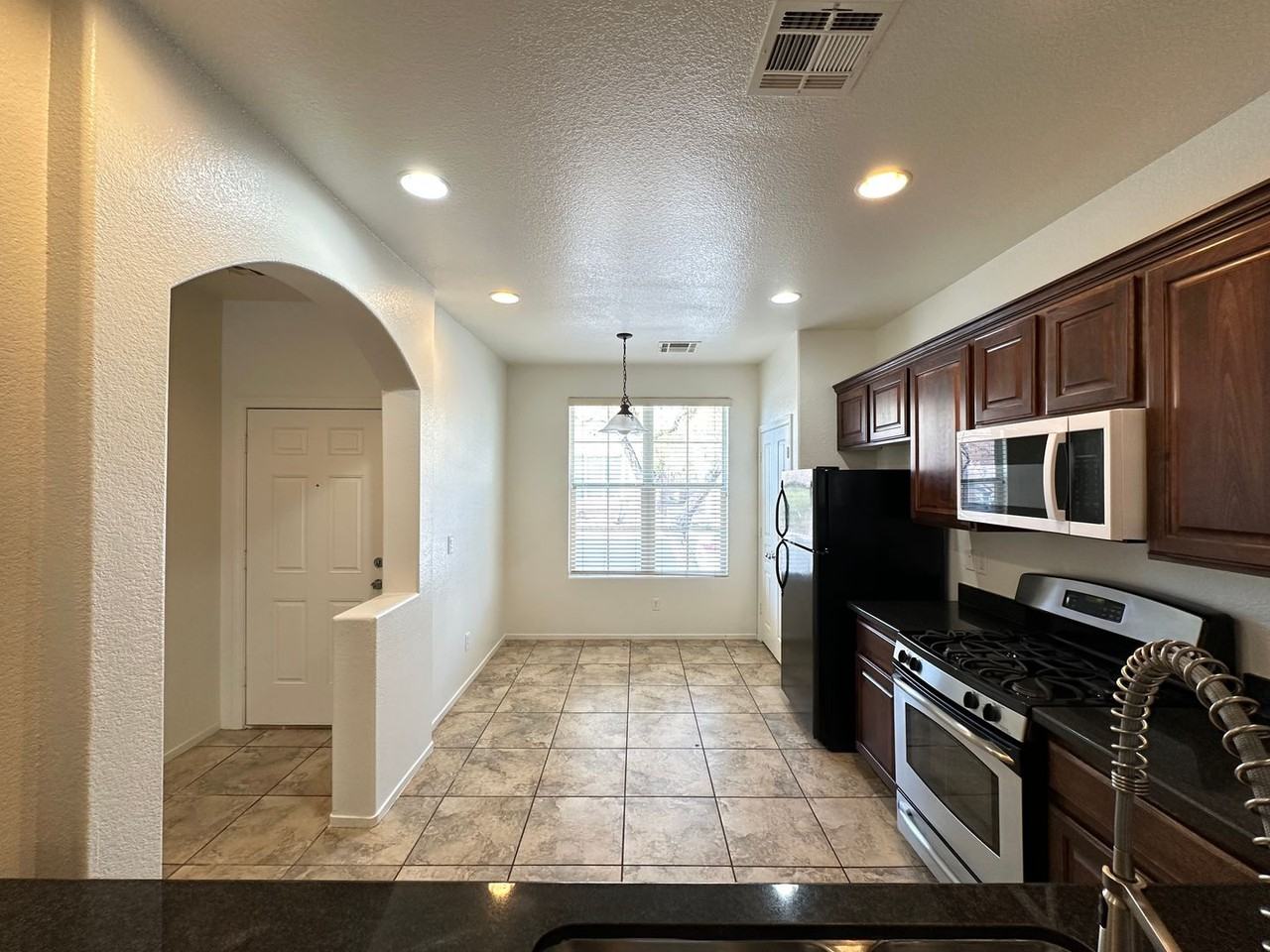 10224 Tait St - Photo 6 of 20