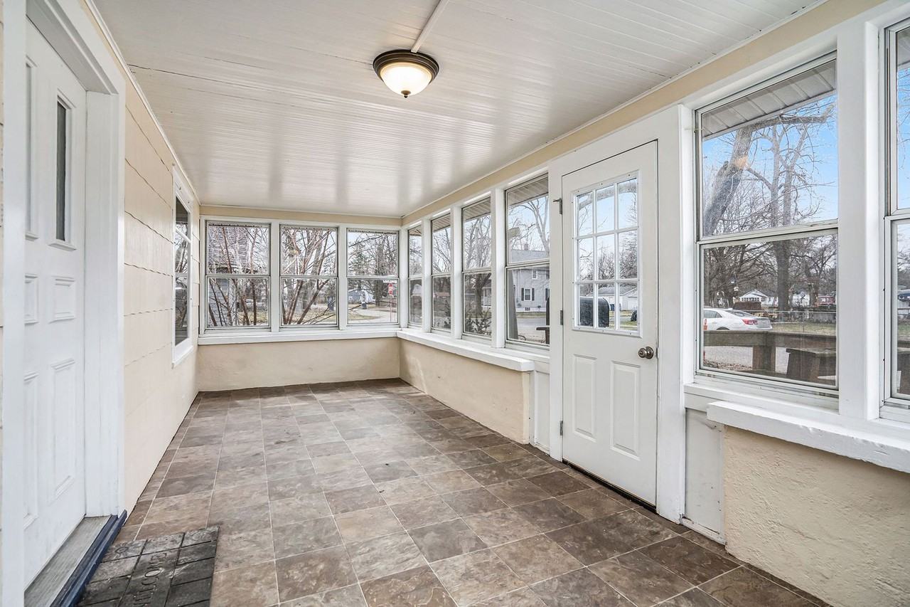 608 Washburn Ave - Photo 5 of 30