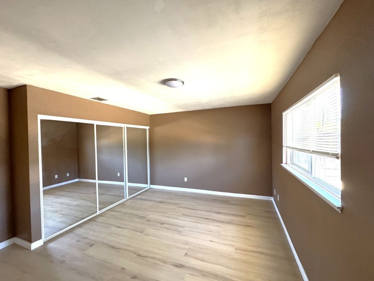 1528 Windsor St - Photo 7 of 11