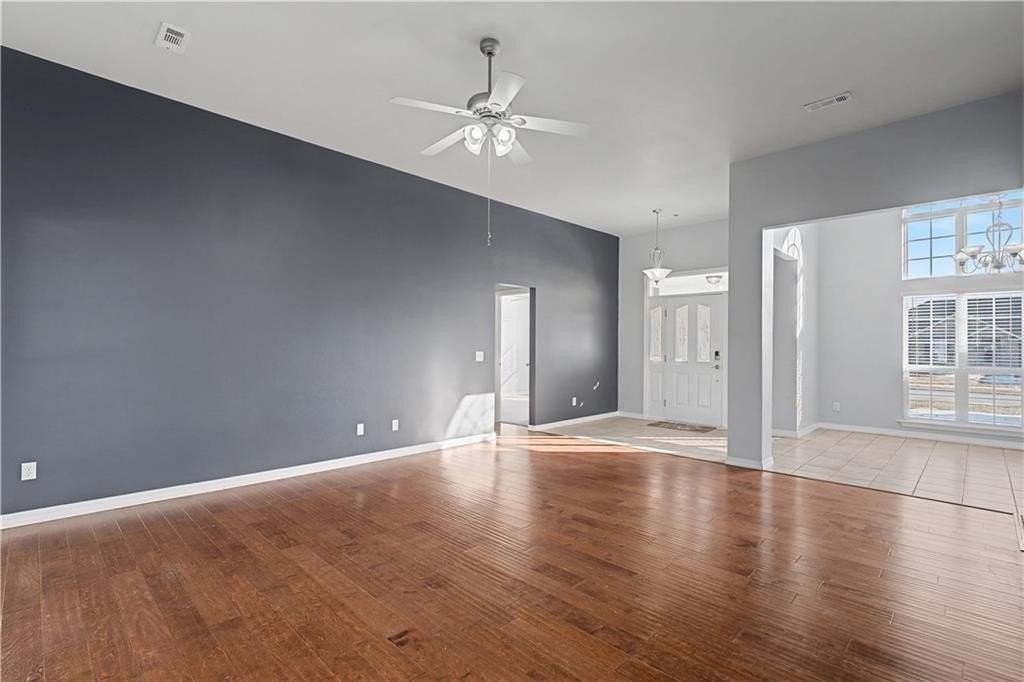 585 Lynn Dr - Photo 5 of 19