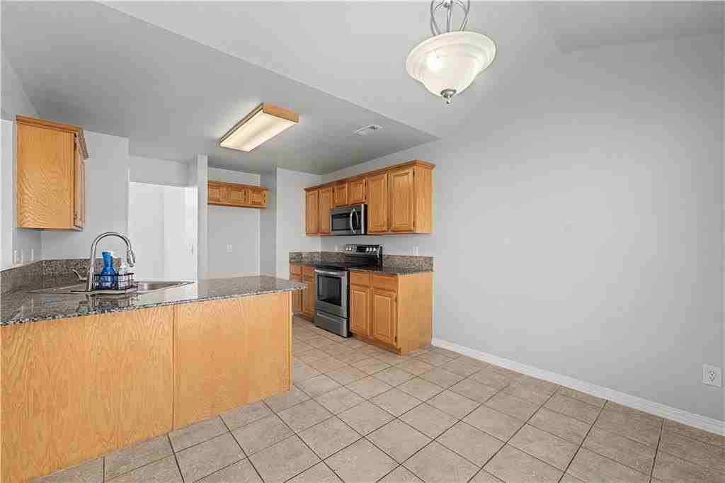 585 Lynn Dr - Photo 6 of 19