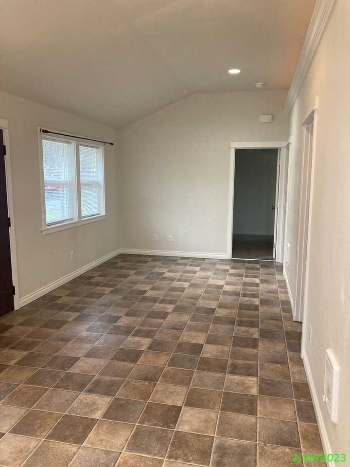 1020 Ne 12th St - Photo 5 of 20