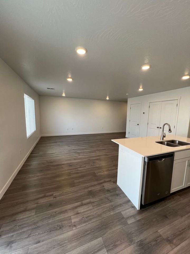 384 W 2050 N #33 - Photo 4 of 22