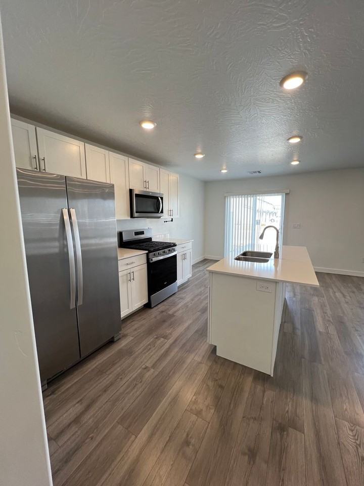 384 W 2050 N #33 - Photo 5 of 22