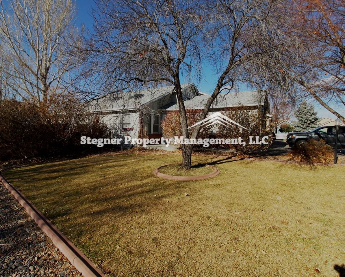 889 Essex Dr - Photo 2 of 40