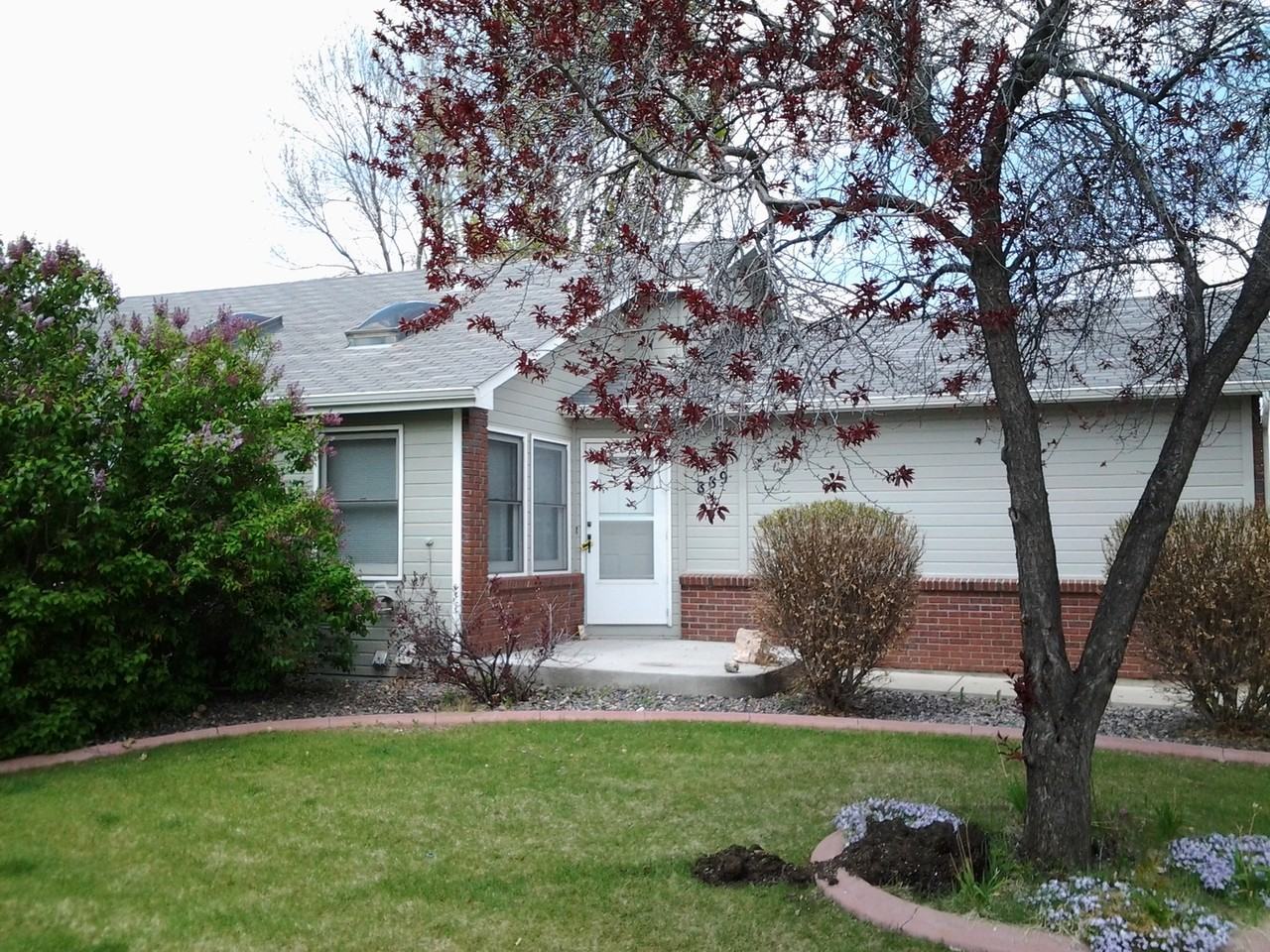 889 Essex Dr - Photo 4 of 40